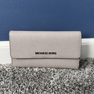 Michael Kors Jet Set Travel large trifold wallet - pearl grey